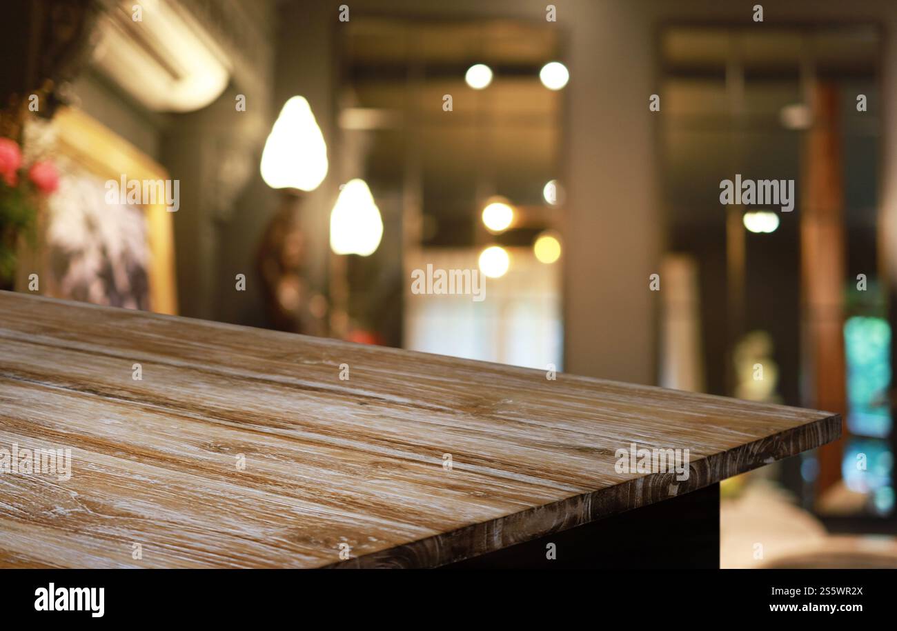 Piano tavolo in legno in Blur interno stanza di sfondo con spazio vuoto per la copia Foto Stock
