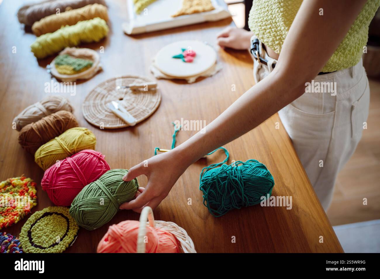 Punzonare l'ago. Donna asiatica che fa maglieria Hobby fatta a mano in laboratorio. Design Workplace Artigianato progetto artigianale fai da te concetto di ricamo Foto Stock