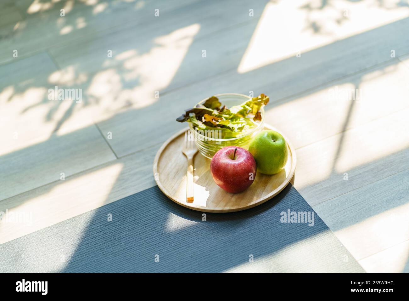 Insalata fresca e Apple Heathy: Cibo crudo vegano pulito Foto Stock