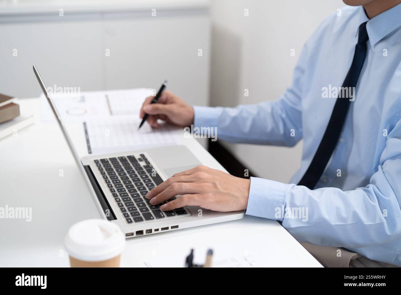 Uomo d'affari che lavora utilizzando le mani del computer portatile digitando su una tastiera. Investitore professionista che lavora per un nuovo progetto di Start-up. pianificazione aziendale in corso Foto Stock