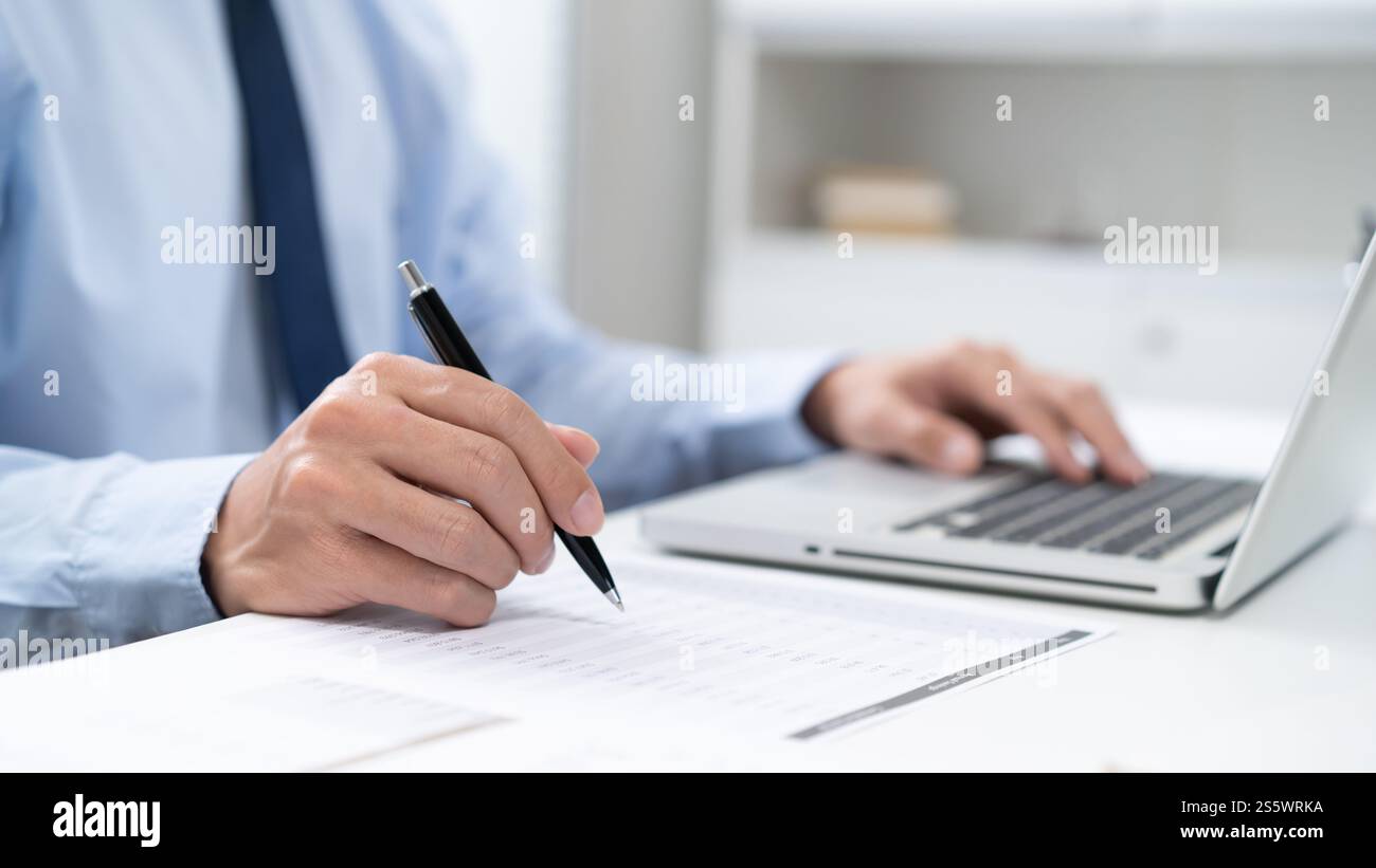 Uomo d'affari che lavora utilizzando le mani del computer portatile digitando su una tastiera. Investitore professionista che lavora per un nuovo progetto di Start-up. pianificazione aziendale in corso Foto Stock