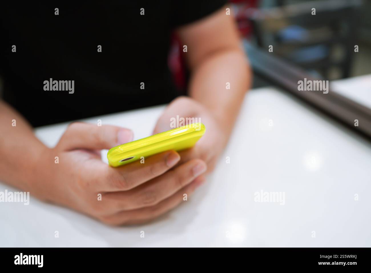 Tenere in mano i dispositivi mobili funzionanti dello smartphone. e-commerce con tecnologia dei telefoni cellulari Foto Stock