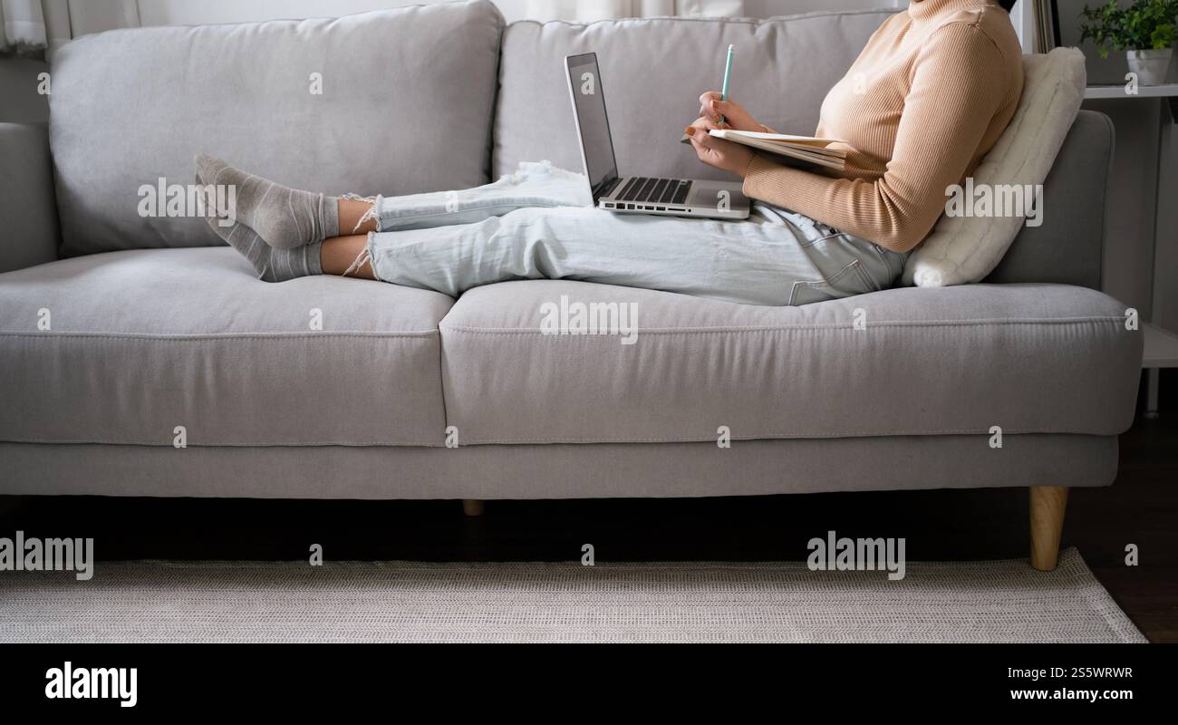 E learning Student girl formazione online a casa. Apprendimento formazione studio esame videoconferenza Tutor videoconferenza tramite webcam concetto di e-coaching Foto Stock