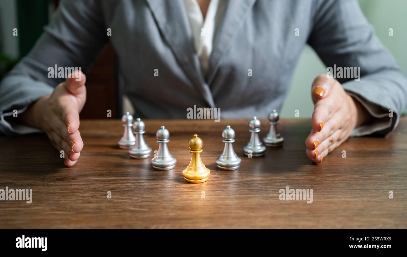 Leader e squadra di scacchi. Concetto di risorse umane gestione della carriera con mani strette strategia di pianificazione con cifre degli scacchi. leadership o successo Foto Stock