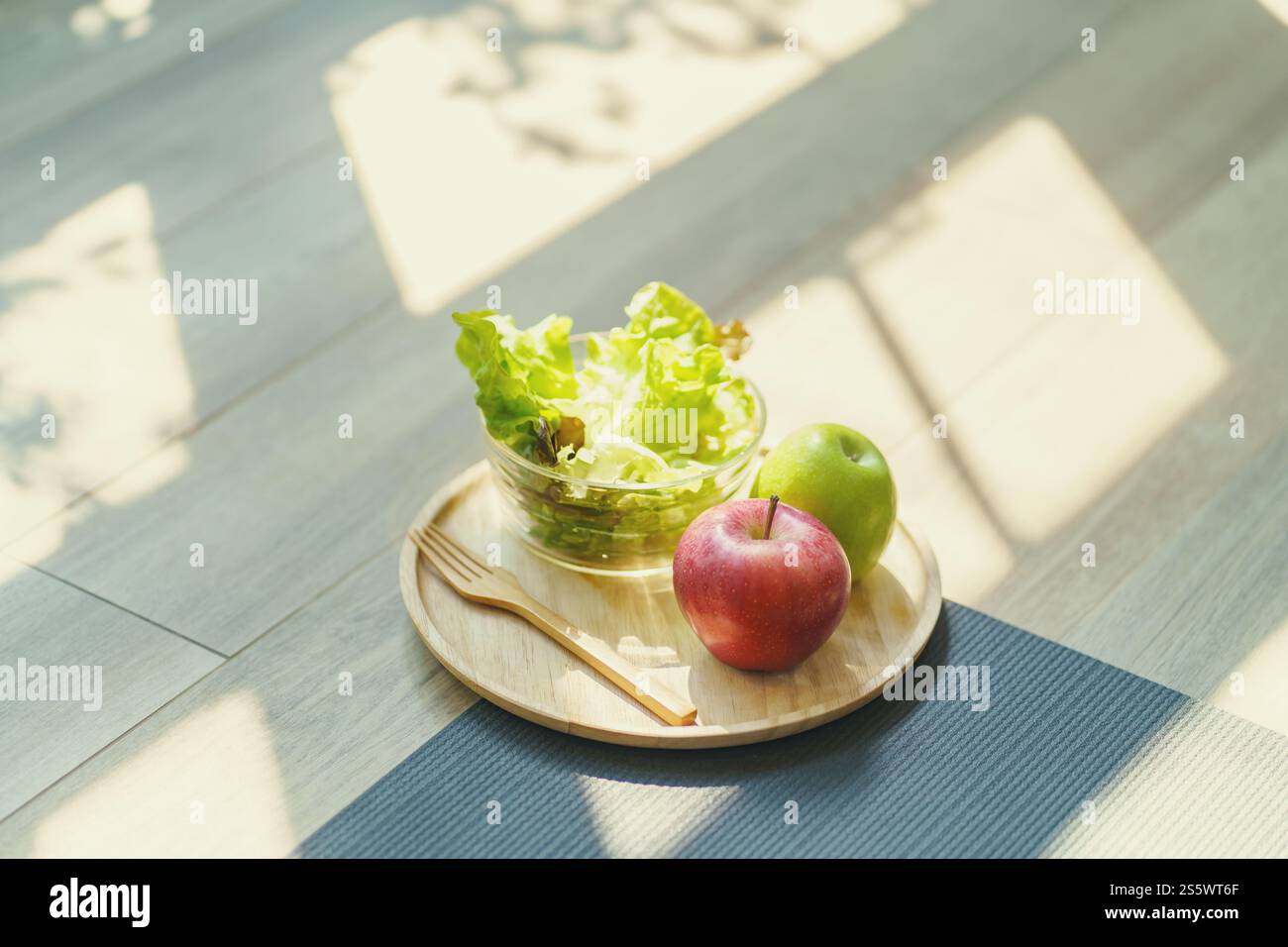 Insalata fresca e Apple Heathy: Cibo crudo vegano pulito Foto Stock