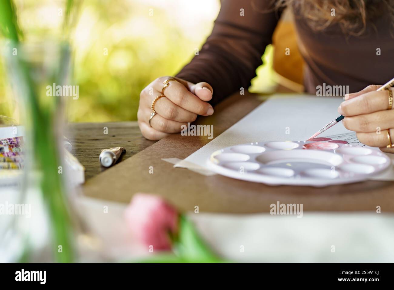 Disegnare da un artista pennello che mescola colore acrilico acquerello pittura ad olio sulla creatività artistica e sulla terapia parziale. Foto Stock