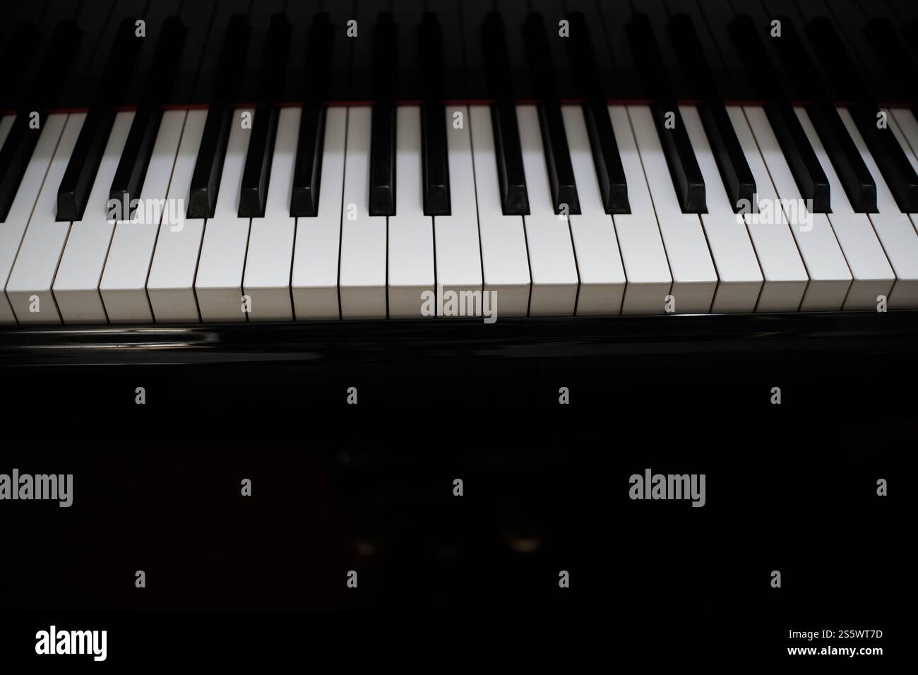 Tastiera di pianoforte lo sfondo con il fuoco selettivo Foto Stock