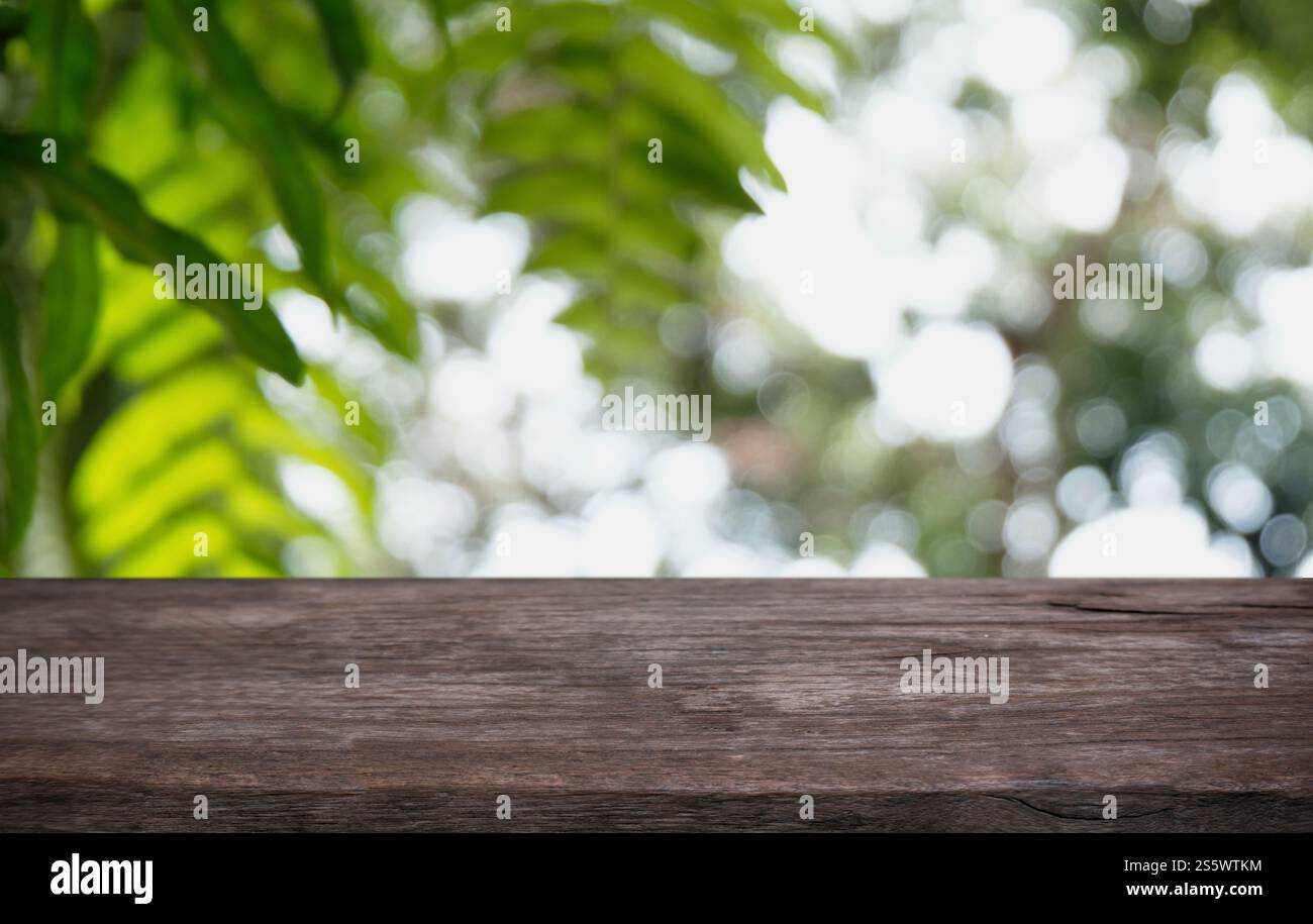Piano tavolo in legno in Blur interno stanza di sfondo con spazio vuoto per la copia Foto Stock