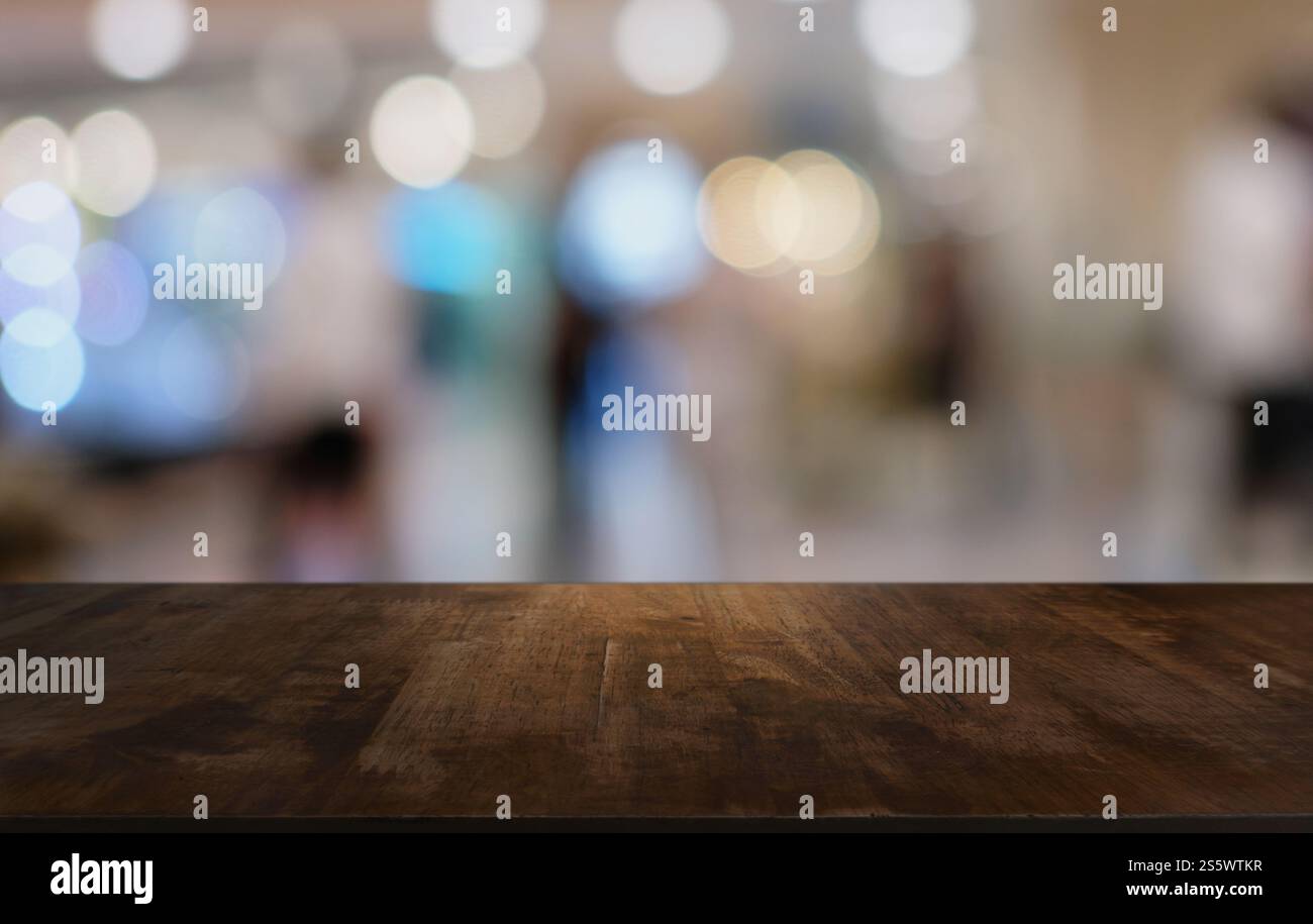 Piano tavolo in legno in Blur interno stanza di sfondo con spazio vuoto per la copia Foto Stock