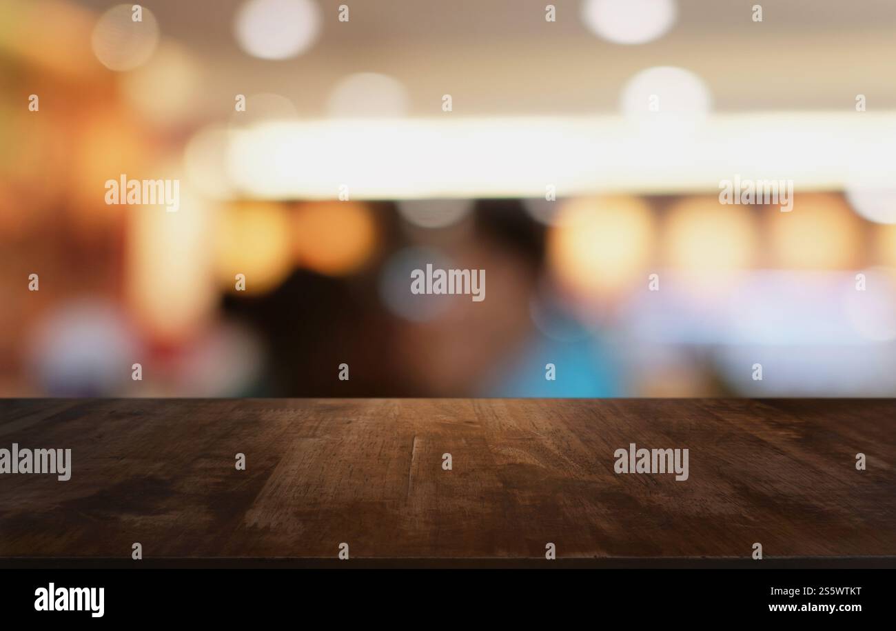 Piano tavolo in legno in Blur interno stanza di sfondo con spazio vuoto per la copia Foto Stock