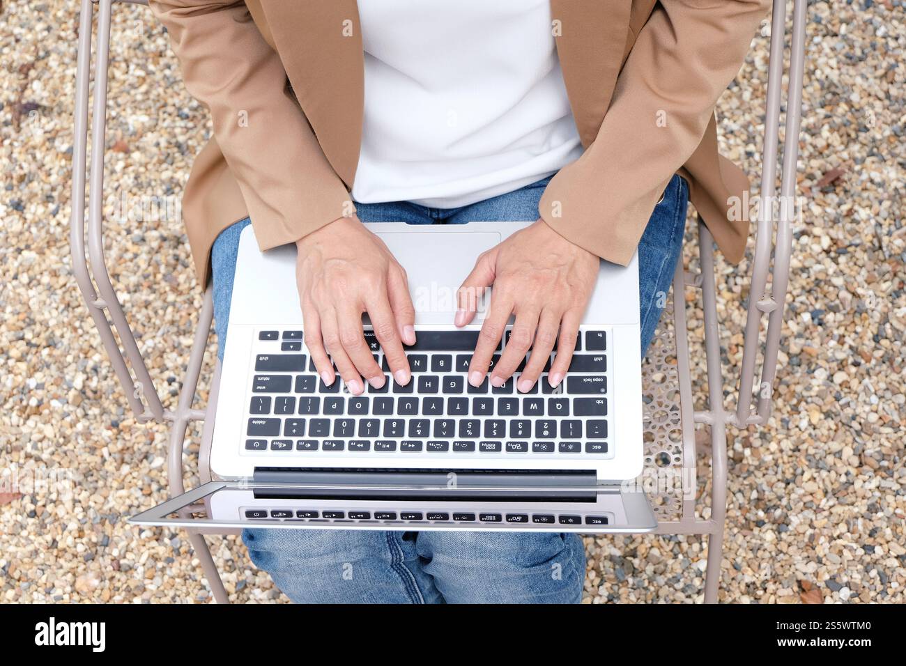 Concetto di lavoro freelance. Progetto di pianificazione per freelance impegnati e sicuri in occhiali alla moda che svolgono un lavoro remoto sul posto di lavoro Foto Stock
