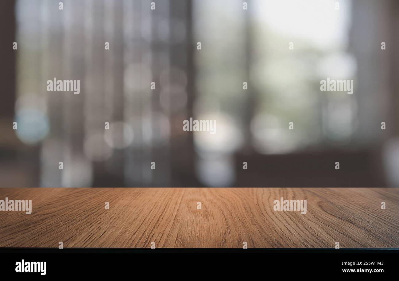 Piano tavolo in legno in Blur interno stanza di sfondo con spazio vuoto per la copia Foto Stock