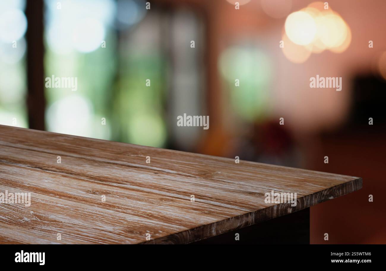 Piano tavolo in legno in Blur interno stanza di sfondo con spazio vuoto per la copia Foto Stock