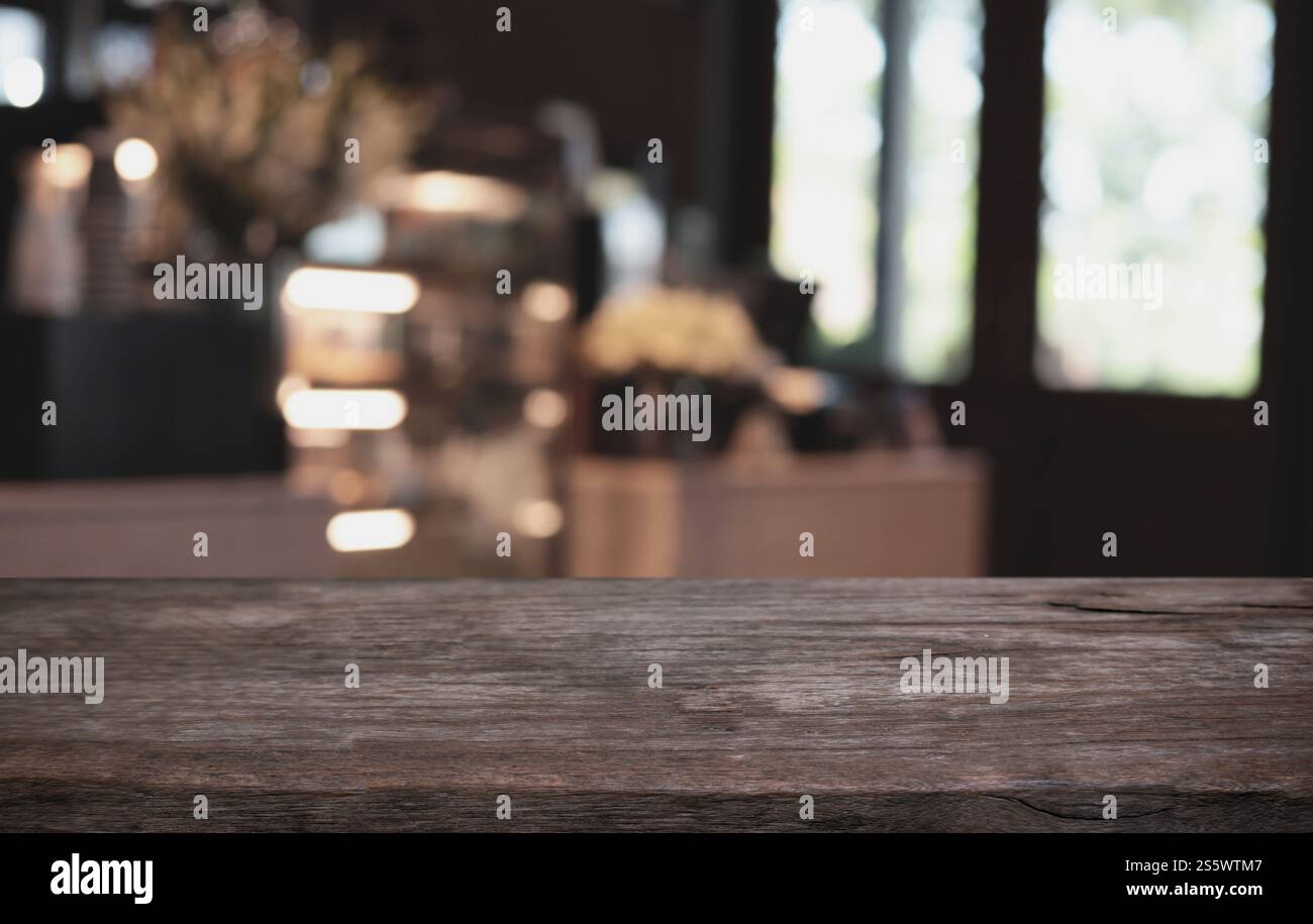 Piano tavolo in legno in Blur interno stanza di sfondo con spazio vuoto per la copia Foto Stock