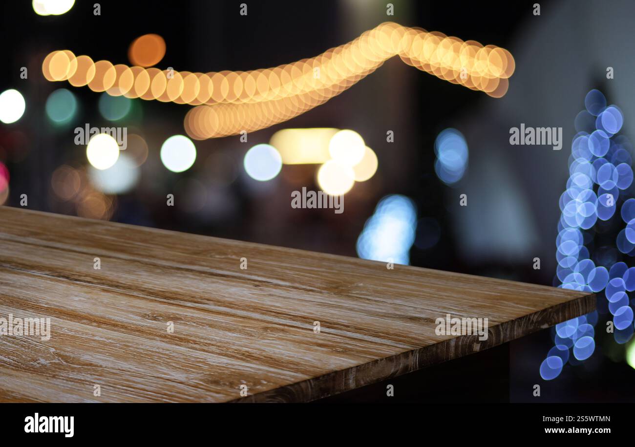 Piano tavolo in legno in Blur interno stanza di sfondo con spazio vuoto per la copia Foto Stock