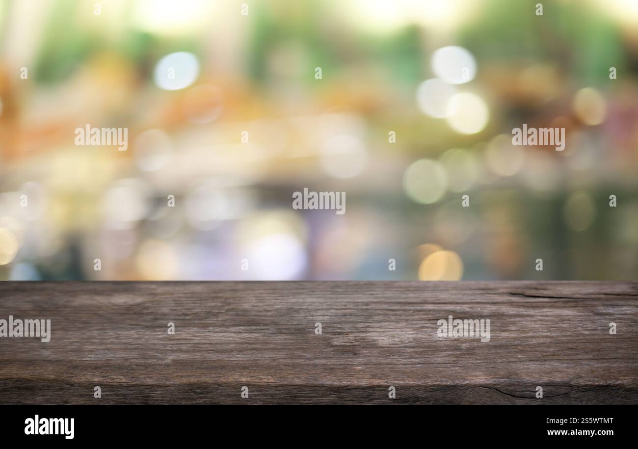 Piano tavolo in legno in Blur interno stanza di sfondo con spazio vuoto per la copia Foto Stock