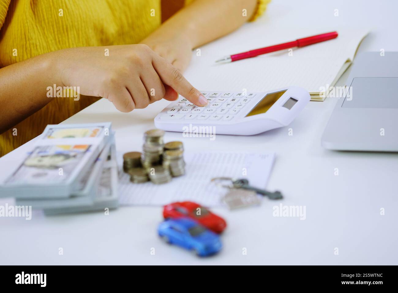 Investimento immobiliare con con pila di monete di soldi. Finanziario o concetto di assicurazione Foto Stock
