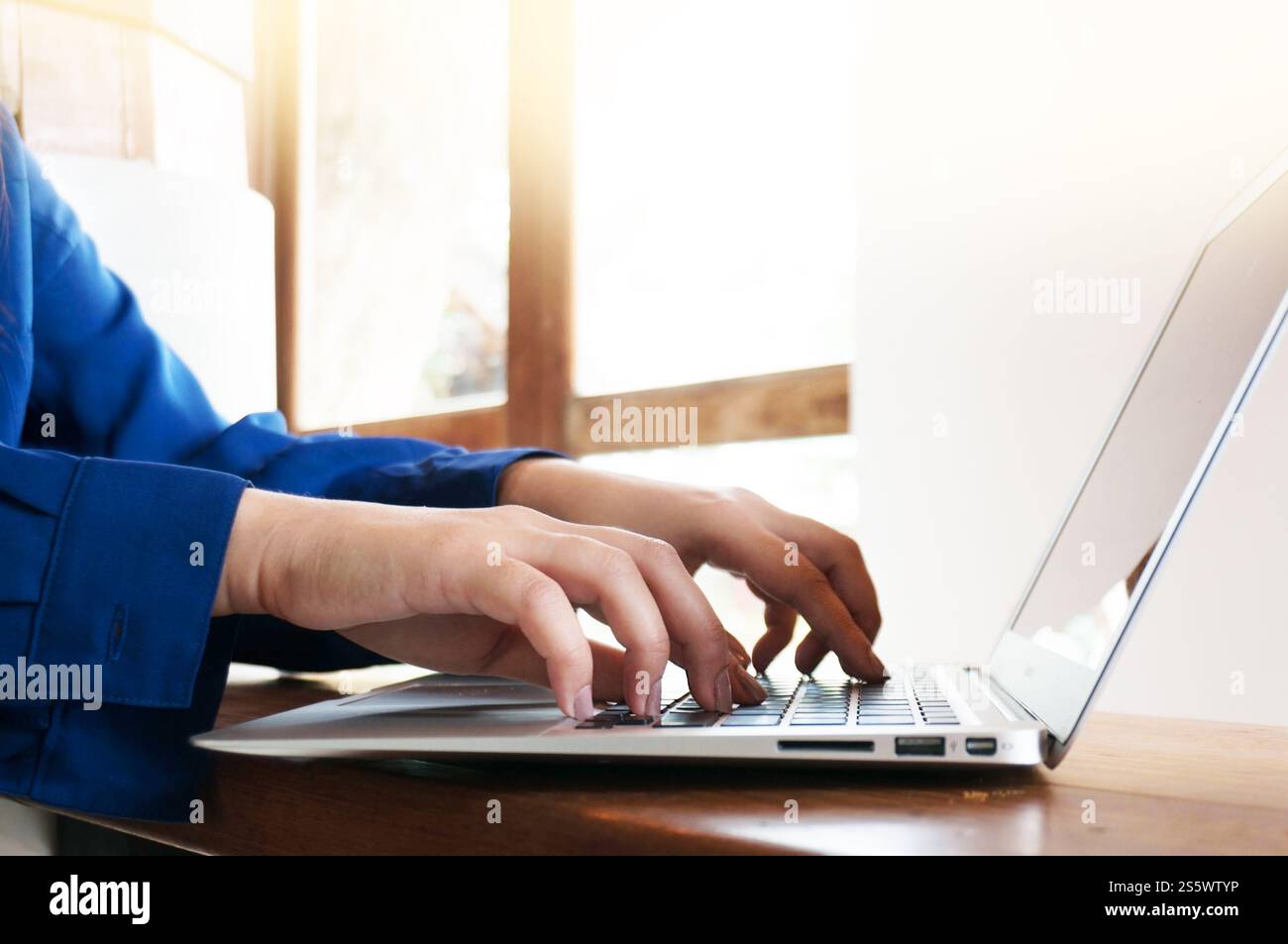 Uomo di affari che utilizza, lavora su un notebook con schermata vuota Foto Stock