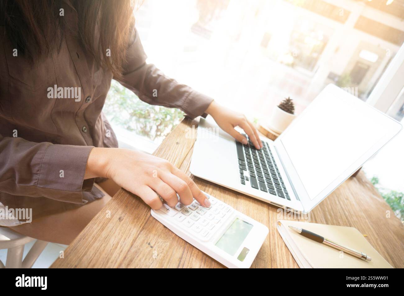 Uomo d'affari che usa, lavora su un computer portatile con schermo vuoto nella sala riunioni. Foto Stock