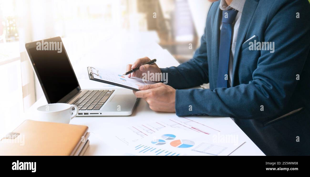 Uomo d'affari che utilizza, lavora su un computer portatile con schermo vuoto nella sala riunioni. Uomini d'affari che incontrano idee di design investitori professionisti che lavorano nuovi Foto Stock