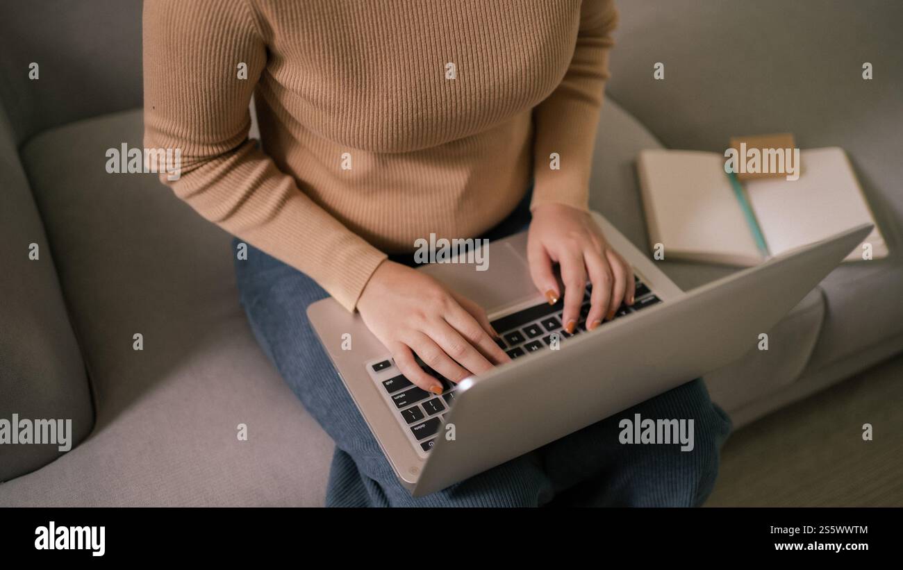 E learning Student girl formazione online a casa. Apprendimento formazione studio esame videoconferenza Tutor videoconferenza tramite webcam concetto di e-coaching Foto Stock