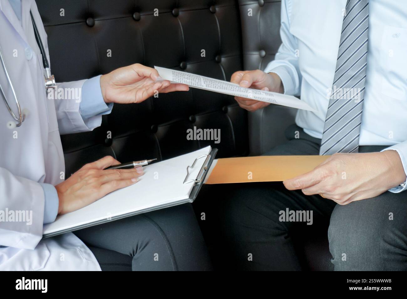 Coppia che discute i problemi con psichiatra e consigliere di rapporto Foto Stock