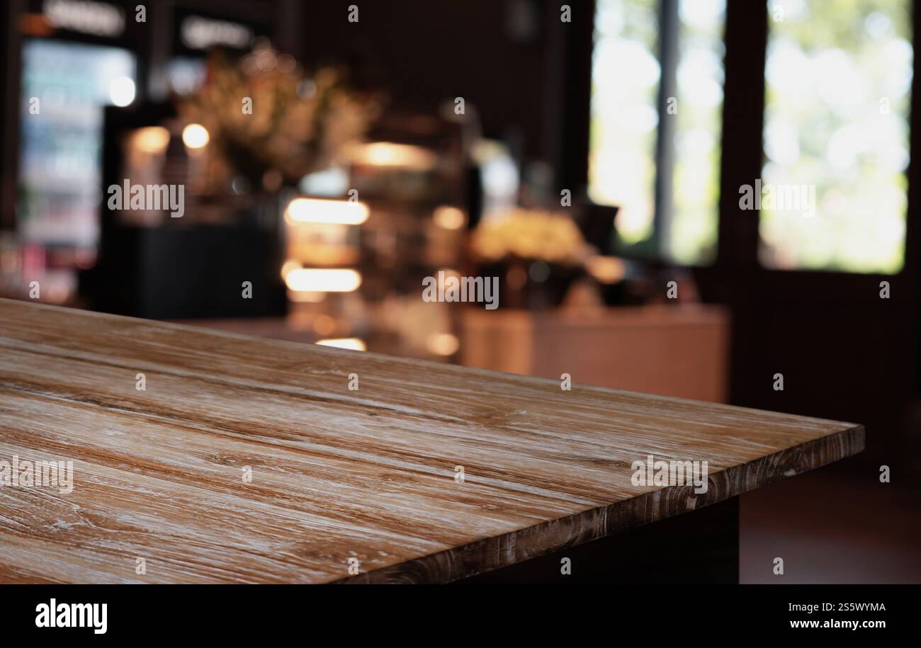 Piano tavolo in legno in Blur interno stanza di sfondo con spazio vuoto per la copia Foto Stock