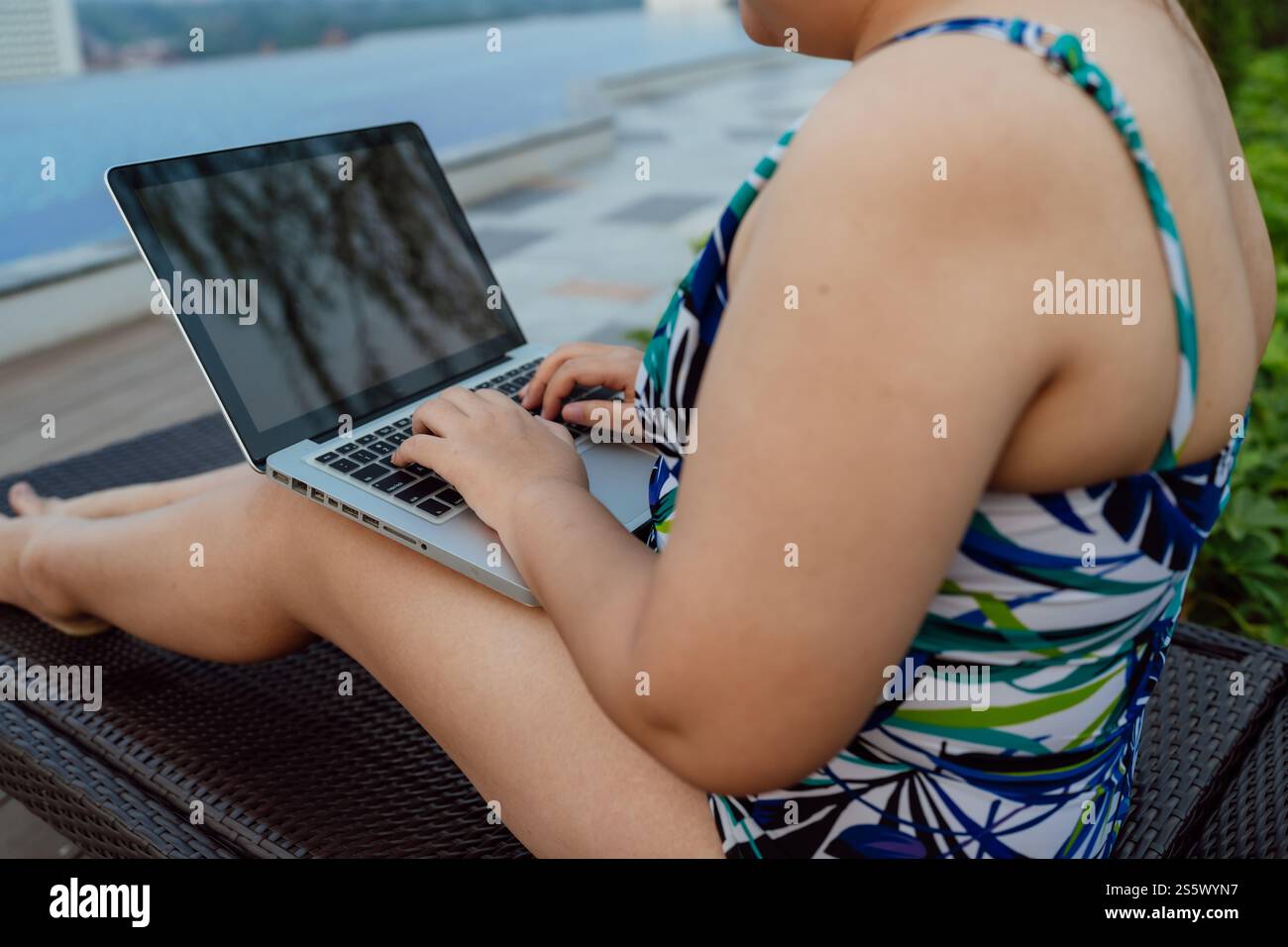 Donna obesa vacanza viaggiare lavorare su laptop Mocca schermo vuoto in piscina vacanza lavoro online lavoro freelance digitale studiare online Foto Stock