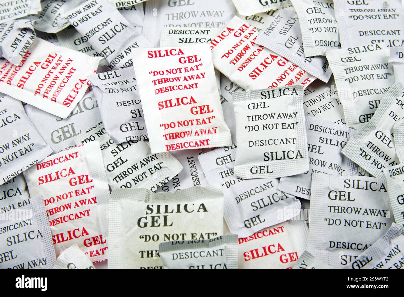 confezioni di carta in gel di silice con etichette rosse e nere in un primo piano Foto Stock