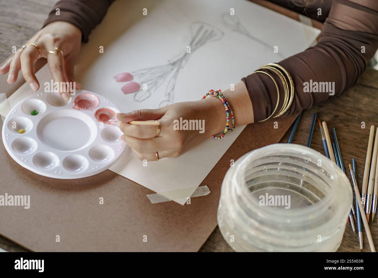 Disegnare da un artista pennello che mescola colore acrilico acquerello pittura ad olio sulla creatività artistica e sulla terapia parziale. Foto Stock