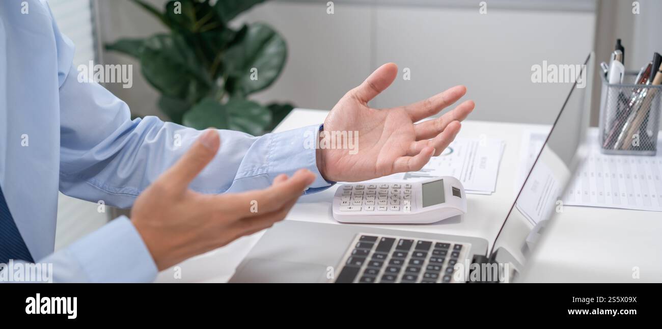 L'addetto alla conferenza VDO lavora da casa. Parla chat online in videochiamata su laptop webcam conferenza uomo d'affari asiatico che lavora online e learning e. Foto Stock