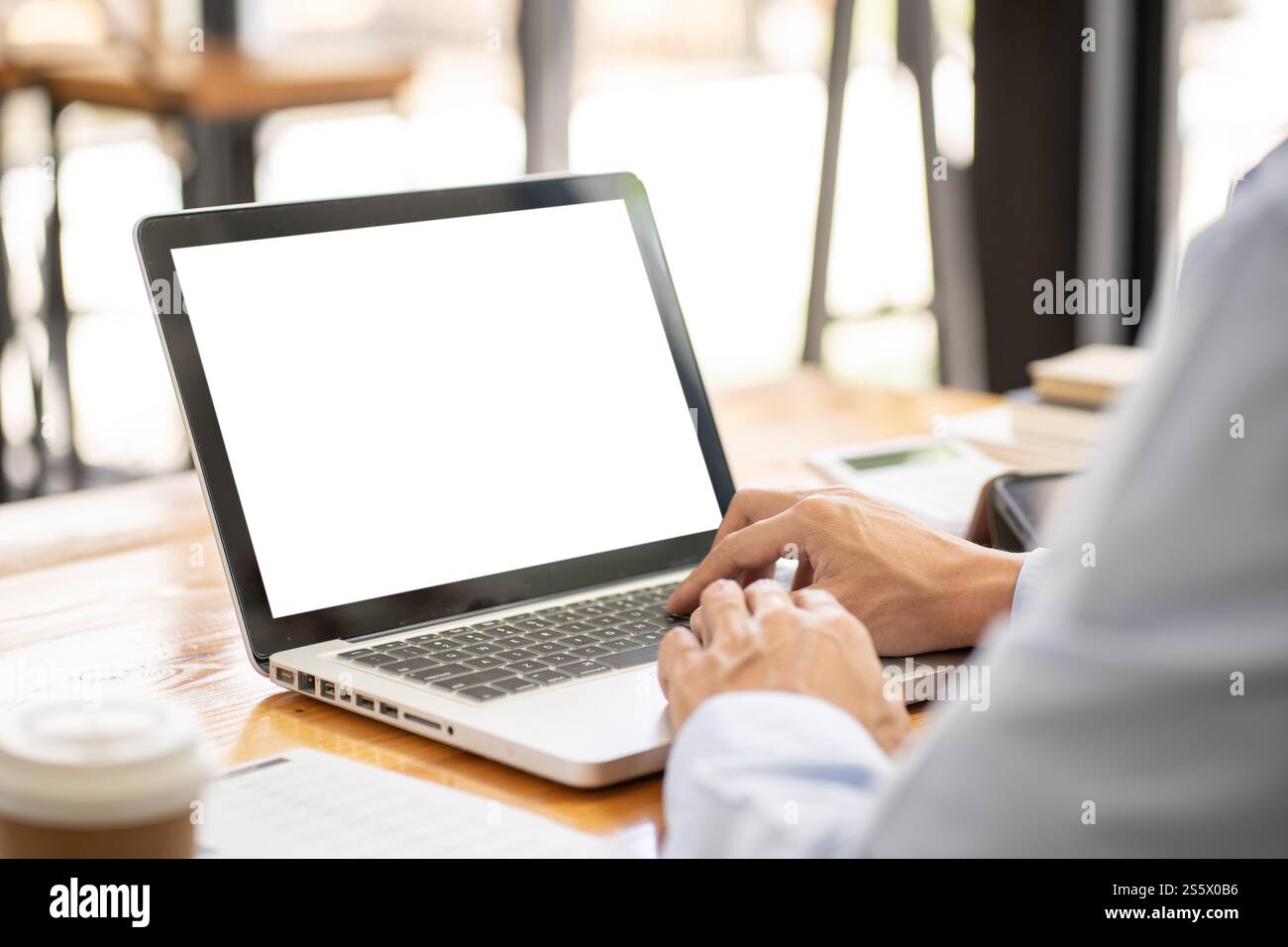 Uomo d'affari che lavora utilizzando le mani del computer portatile digitando su una tastiera. Investitore professionista che lavora per un nuovo progetto di Start-up. pianificazione aziendale in corso Foto Stock