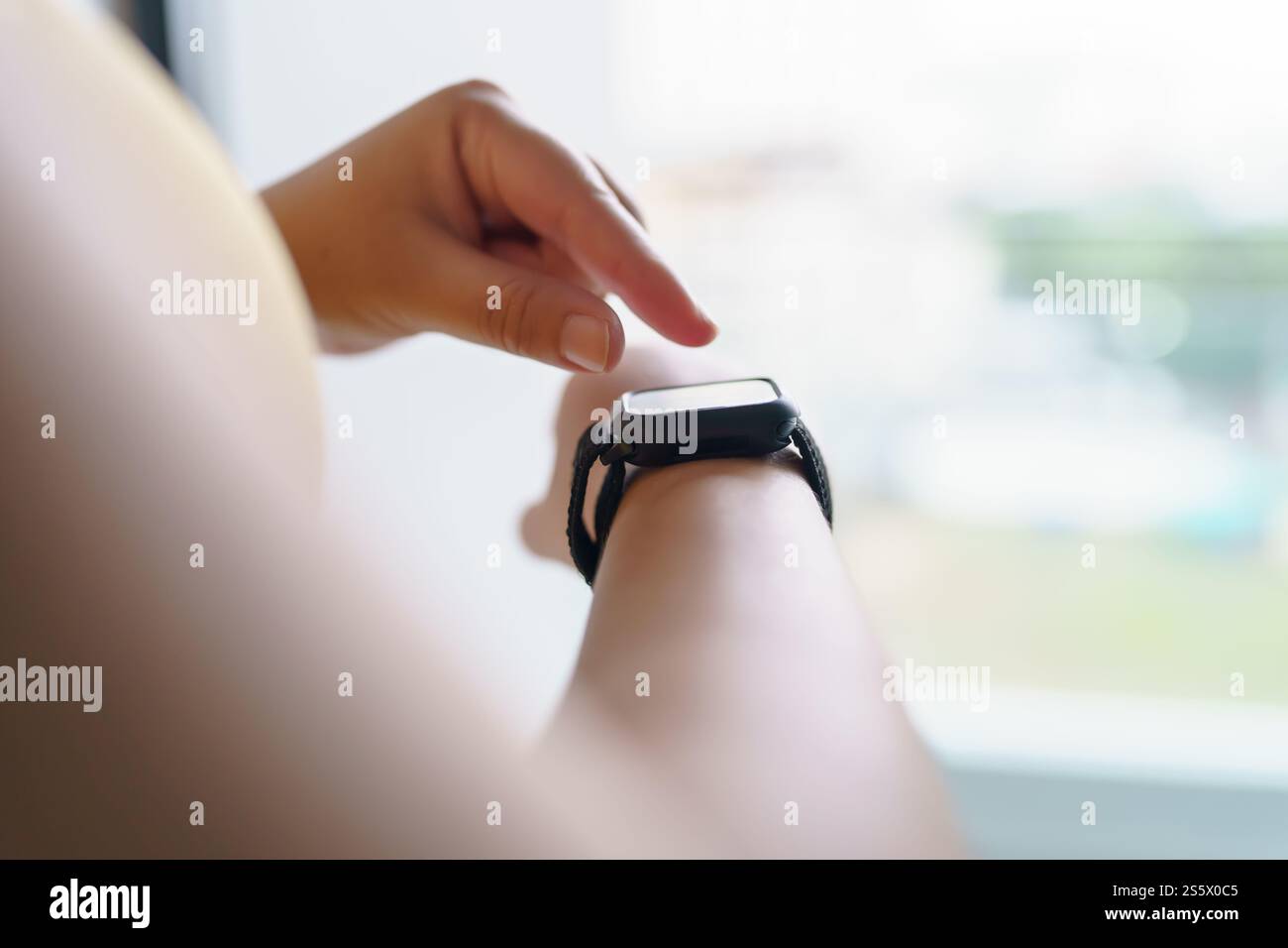 Donna che si allena con l'app salute su mani di primo piano dell'orologio intelligente. Foto Stock