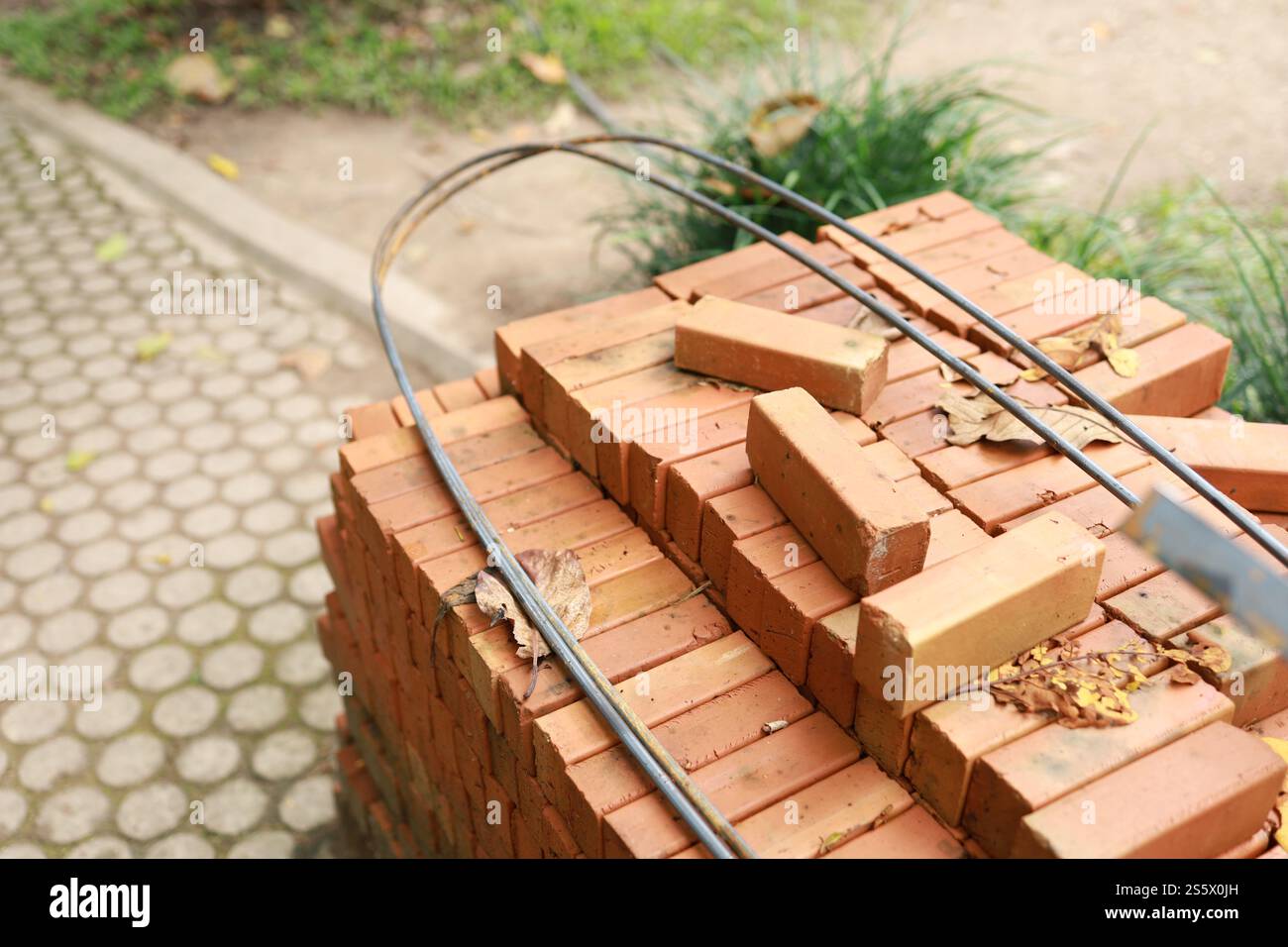 Pallet una pila di materiali da costruzione in mattoni rossi di nuovi mattoni rossi per la costruzione Foto Stock