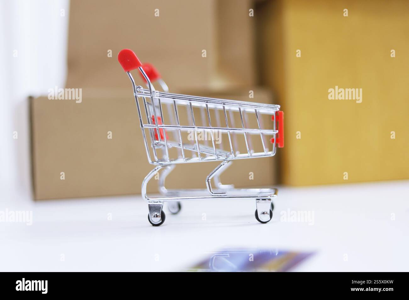 Carrello per acquisti online e-commerce online concetto di servizio di consegna Foto Stock