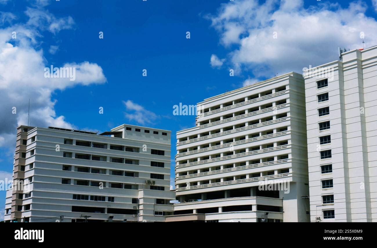 Edificio con nuvole e cielo blu. Foto Stock