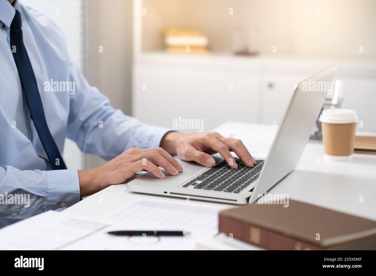 Uomo d'affari che lavora utilizzando le mani del computer portatile digitando su una tastiera. Investitore professionista che lavora per un nuovo progetto di Start-up. pianificazione aziendale in corso Foto Stock