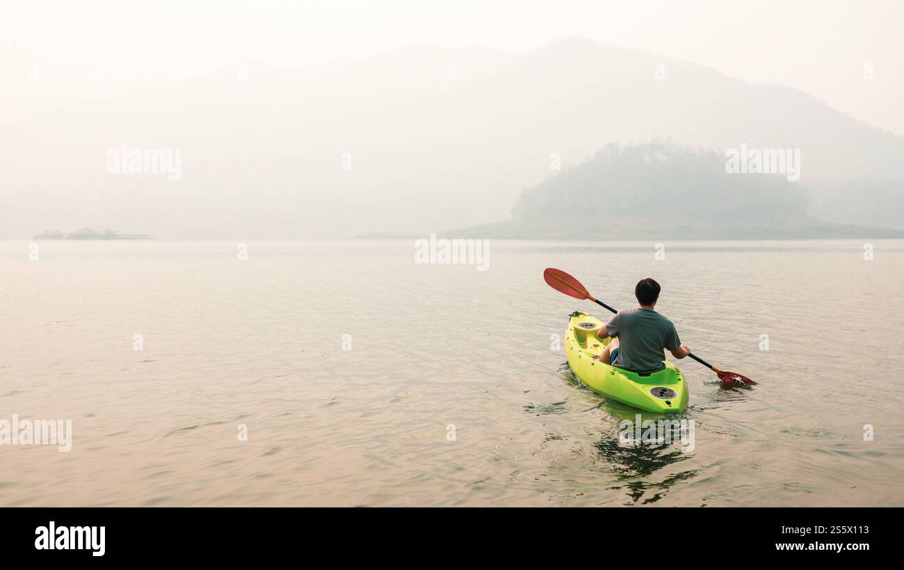 Kayak sport acquatici sul lago. Kayak che si godono le bellissime passeggiate all'alba in kayak o canoa nella baia tropicale. rilassati in barca Foto Stock