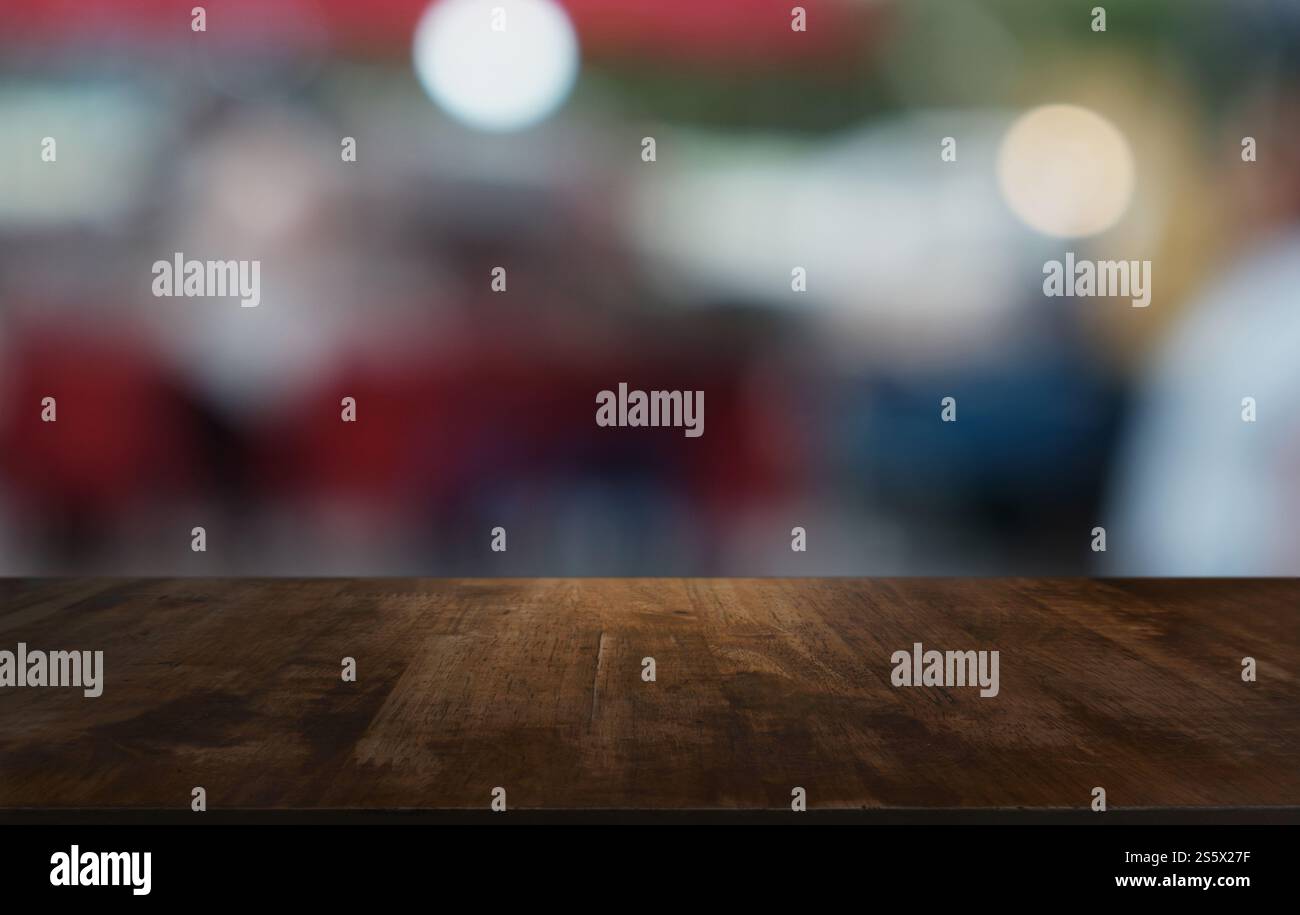 Piano tavolo in legno in Blur interno stanza di sfondo con spazio vuoto per la copia Foto Stock