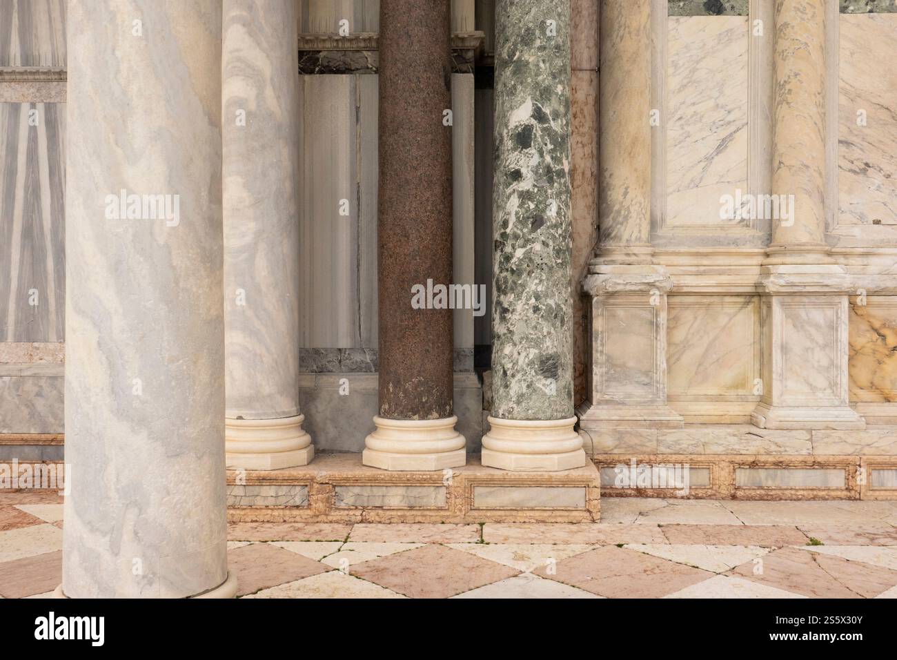 Colonne di marmo all'esterno della basilica di San Marco, Venezia, Italia Foto Stock