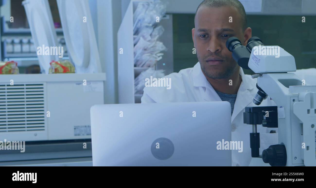 Immagine di una rete di connessioni su uno scienziato birazziale maschile Foto Stock