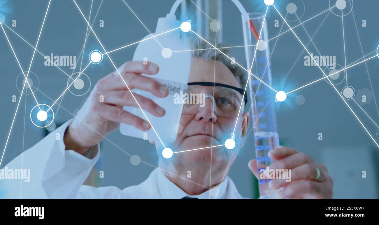 Immagine di una rete di connessioni su scienziato maschio caucasico Foto Stock