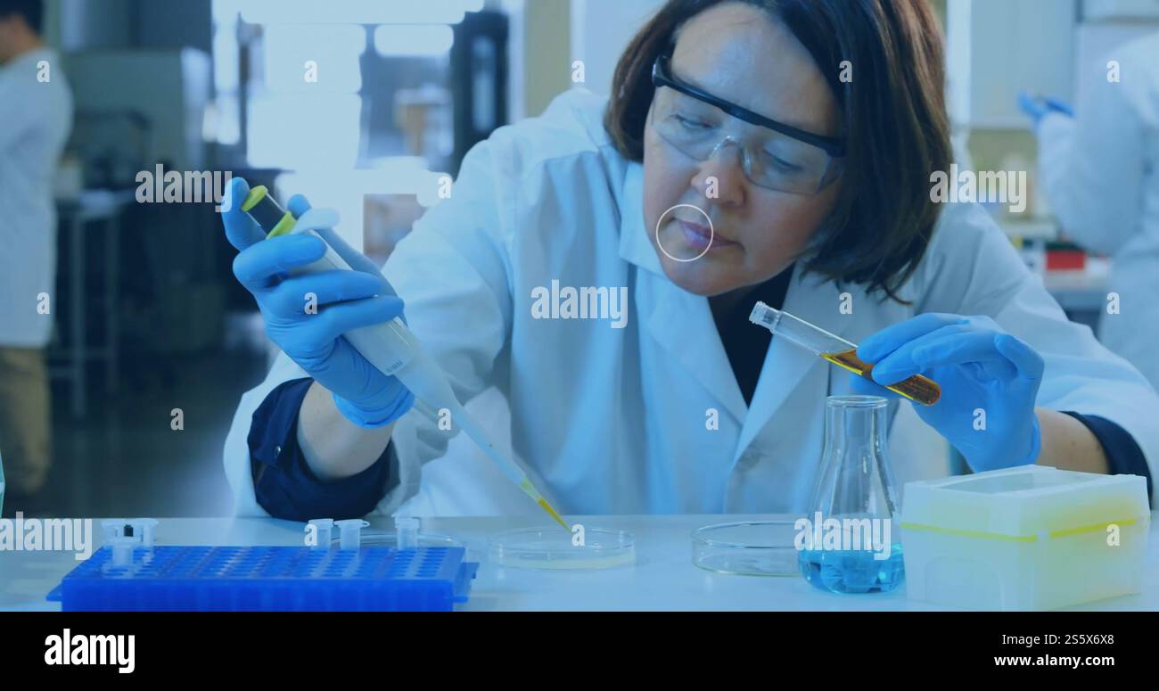 Immagine di una rete di connessioni sulla scienziata caucasica Foto Stock