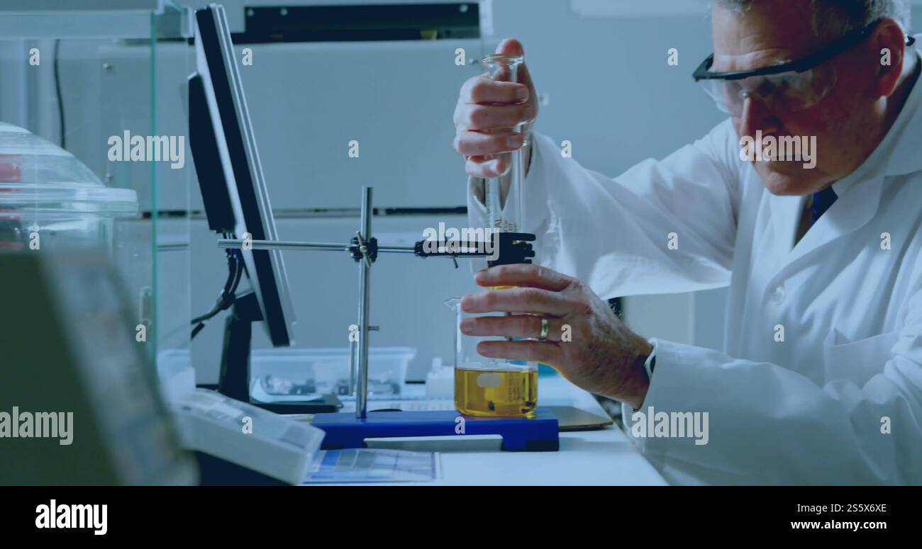 Immagine di una rete di connessioni su scienziato maschio caucasico Foto Stock