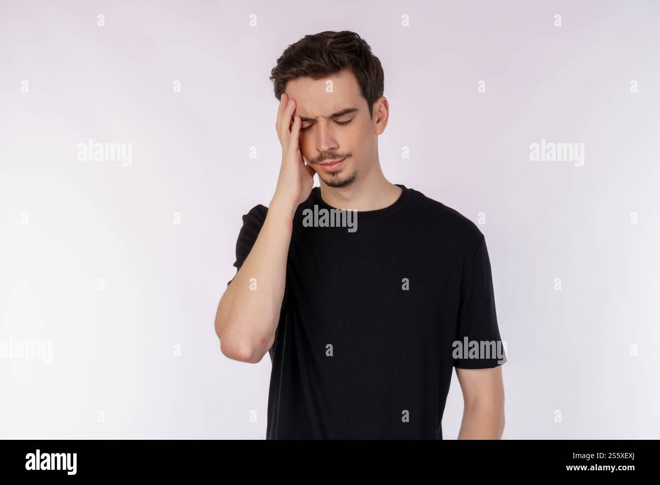 Ritratto dell'uomo pensante circondato da un punto interrogativo su sfondo isolato. Trovare ispirazione o soluzione al problema. Foto Stock