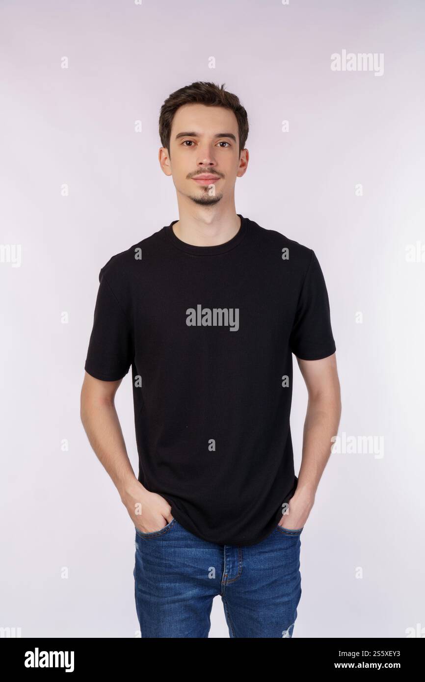 Ritratto di un giovane uomo bello e felice che posa su sfondo isolato. Concetto di persone e stile di vita. Foto Stock