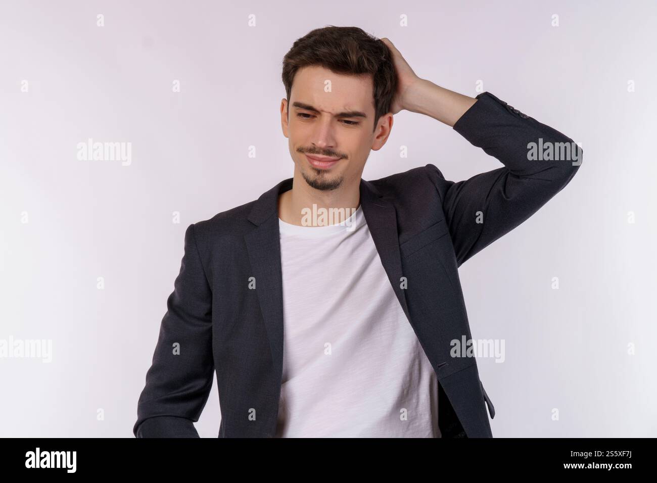 Ritratto dell'uomo pensante circondato da un punto interrogativo su sfondo isolato. Trovare ispirazione o soluzione al problema. Foto Stock