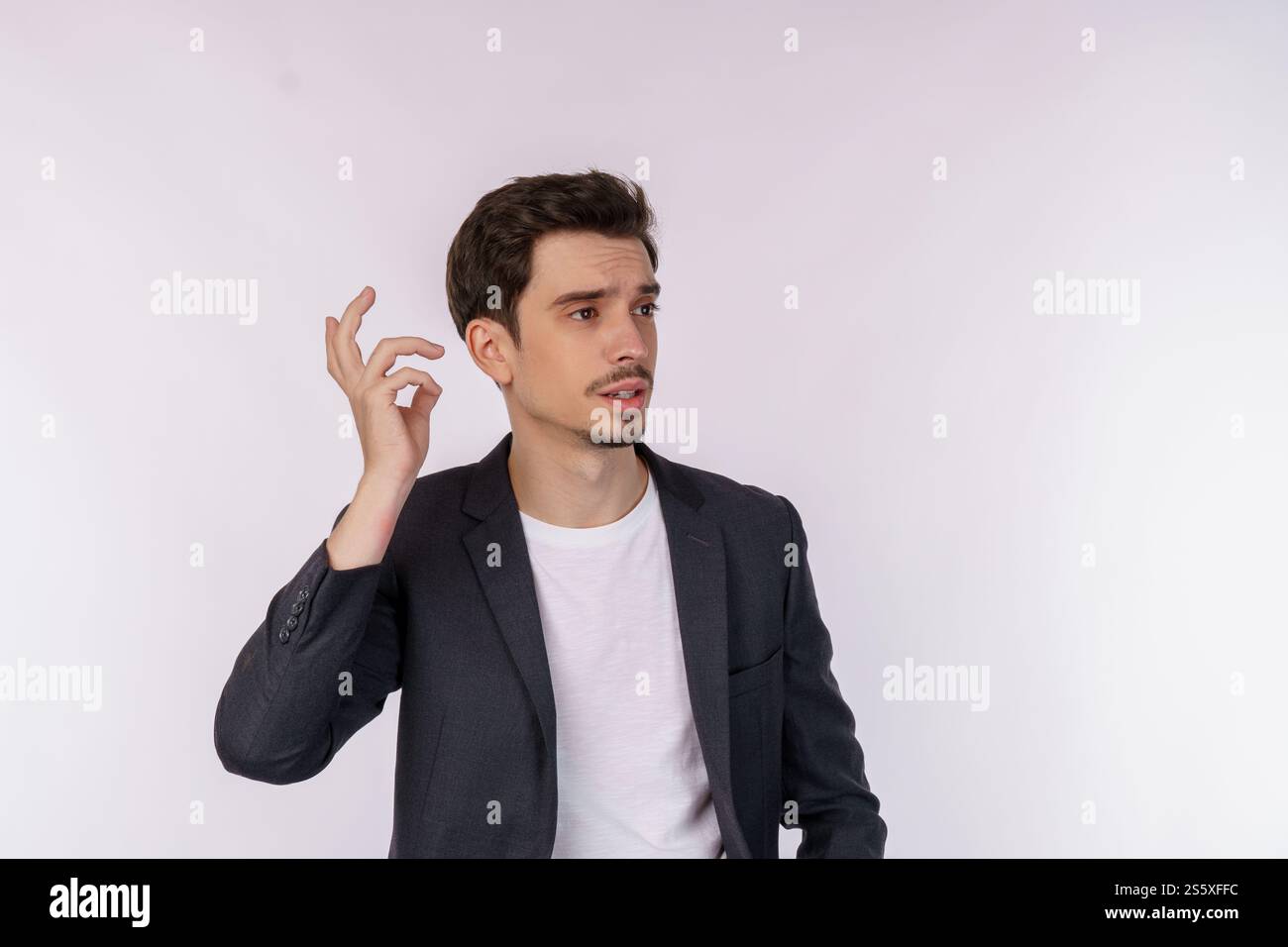 Ritratto dell'uomo pensante circondato da un punto interrogativo su sfondo isolato. Trovare ispirazione o soluzione al problema. Foto Stock