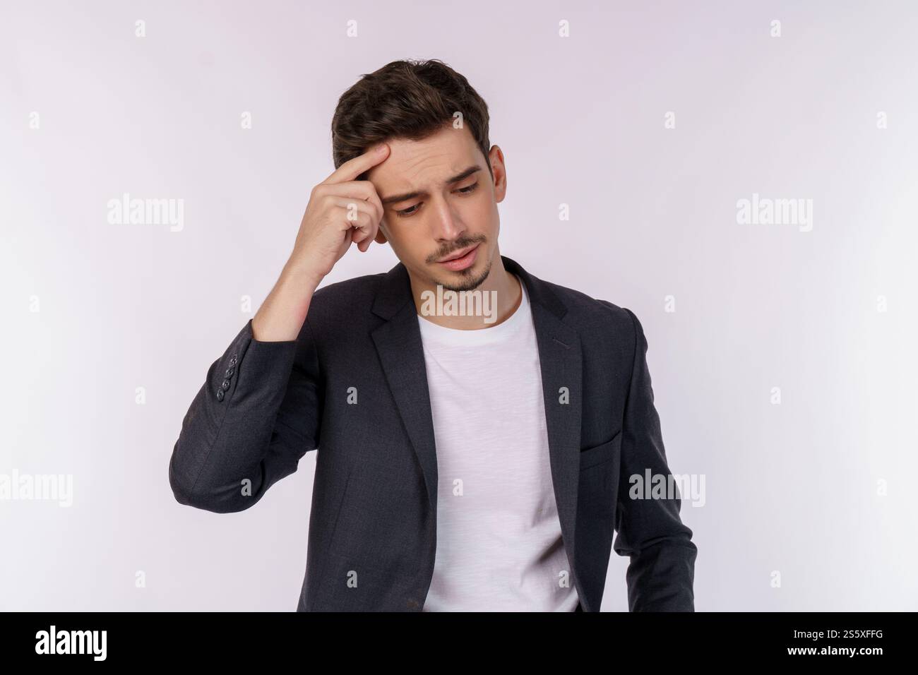 Ritratto dell'uomo pensante circondato da un punto interrogativo su sfondo isolato. Trovare ispirazione o soluzione al problema. Foto Stock