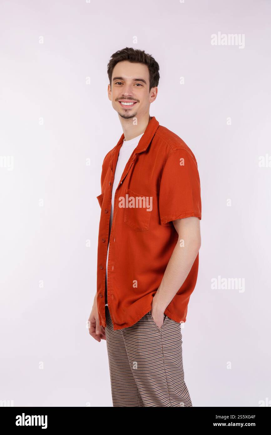 Ritratto di un giovane uomo bello e felice che posa su sfondo isolato. Concetto di persone e stile di vita. Foto Stock